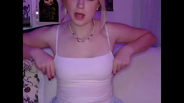 Snapshot of sinfulblonde1 chatting on 03/04/25, 07:08 sinfulblonde1 online show from 03/04/25, 07:08