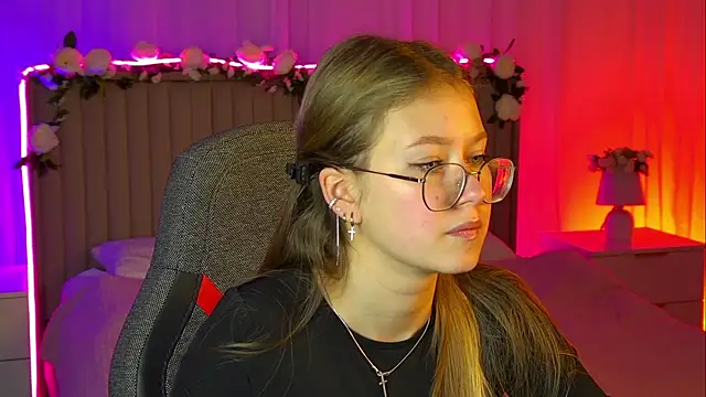 Snapshot of EveMundie chatting on 10/31/25, 09:21 EveMundie online show from 10/31/25, 09:21