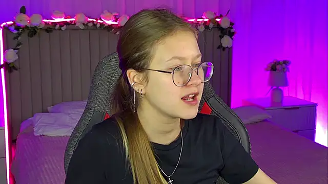 Snapshot of EveMundie chatting on 11/05/25, 06:35 EveMundie online show from 11/05/25, 06:35