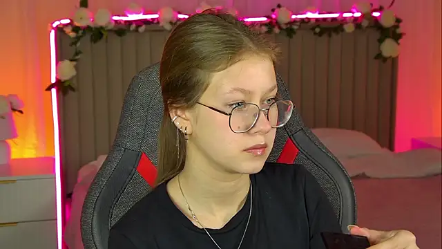 Snapshot of EveMundie chatting on 11/07/25, 09:53 EveMundie online show from 11/07/25, 09:53