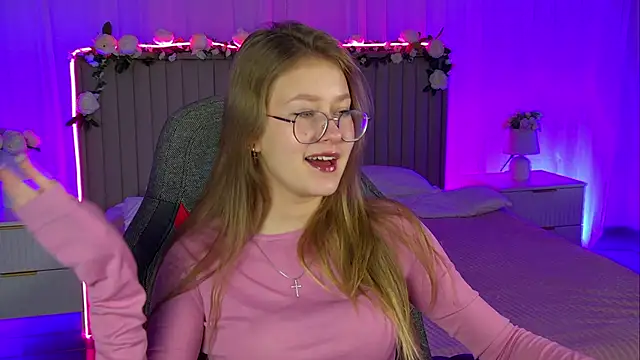 Snapshot of EveMundie chatting on 11/08/25, 12:27 EveMundie online show from 11/08/25, 12:27