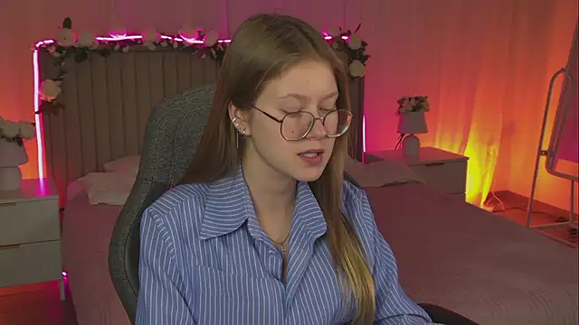 Snapshot of EveMundie chatting on 11/13/25, 12:59 EveMundie online show from 11/13/25, 12:59