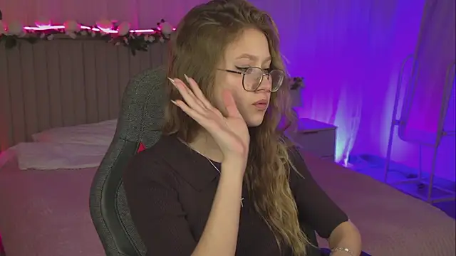 Snapshot of EveMundie chatting on 11/14/25, 10:03 EveMundie online show from 11/14/25, 10:03