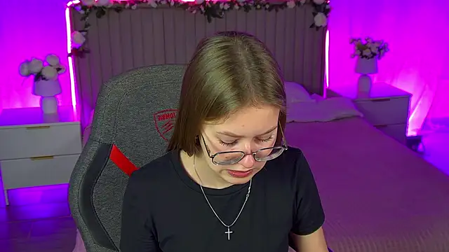 Snapshot of EveMundie chatting on 11/25/25, 12:38 EveMundie online show from 11/25/25, 12:38