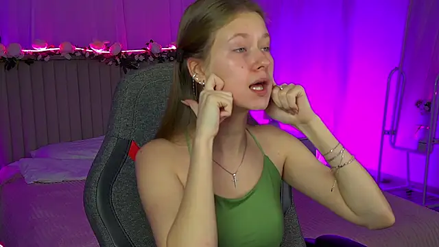 Snapshot of EveMundie chatting on 11/27/25, 12:51 EveMundie online show from 11/27/25, 12:51