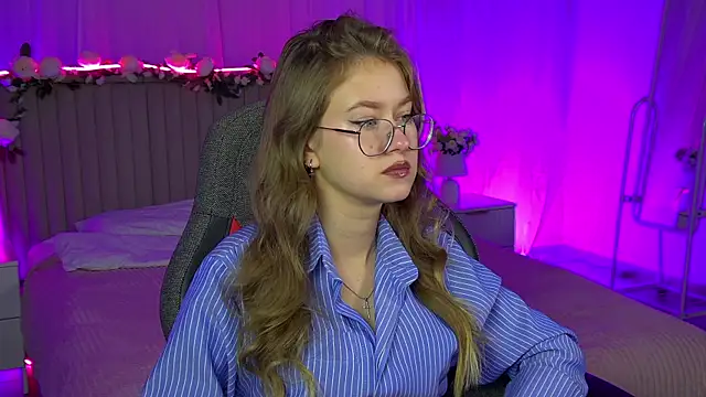 Snapshot of EveMundie chatting on 11/28/25, 10:29 EveMundie online show from 11/28/25, 10:29