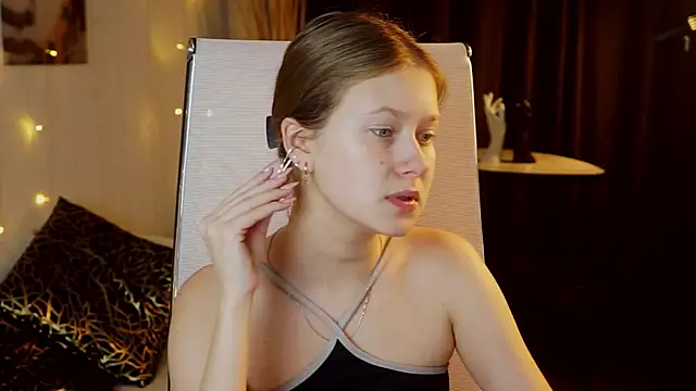 Snapshot of EveMundie chatting on 12/16/25, 12:43 EveMundie online show from 12/16/25, 12:43
