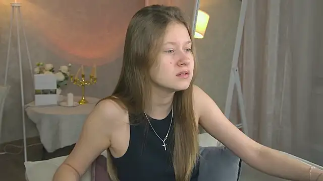 Snapshot of EveMundie chatting on 12/22/25, 06:43 EveMundie online show from 12/22/25, 06:43