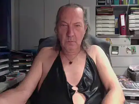 Snapshot of HMStraps01 chatting on 11/05/25, 06:08 HMStraps01 online show from 11/05/25, 06:08