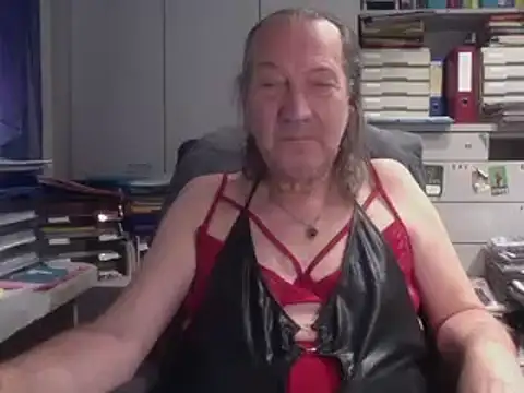 Snapshot of HMStraps01 chatting on 11/15/25, 08:33 HMStraps01 online show from 11/15/25, 08:33