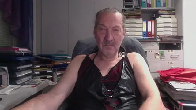 Snapshot of HMStraps01 chatting on 12/18/25, 05:41 HMStraps01 online show from 12/18/25, 05:41