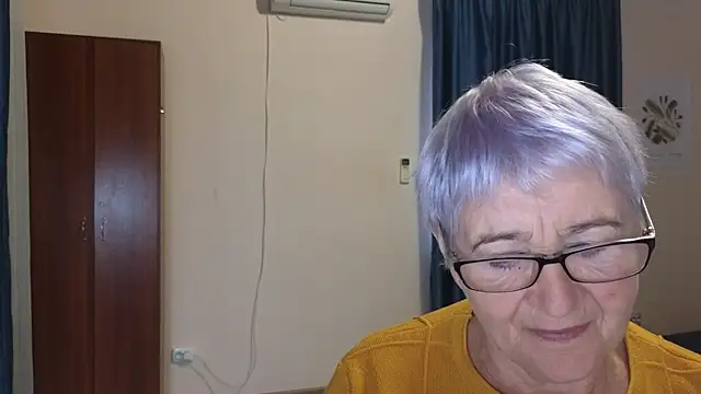 Snapshot of Sandra_Snowflake chatting on 11/09/25, 05:06 Sandra Snowflake online show from 11/09/25, 05:06
