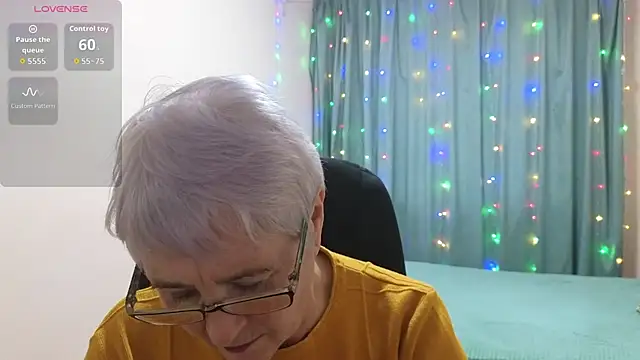 Snapshot of Sandra_Snowflake chatting on 11/13/25, 11:53 Sandra Snowflake online show from 11/13/25, 11:53