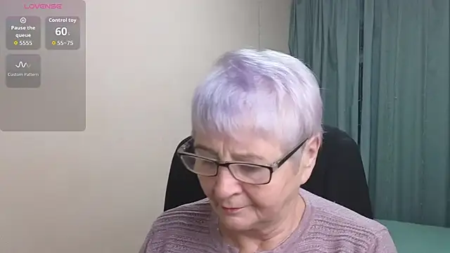Snapshot of Sandra_Snowflake chatting on 11/17/25, 03:45 Sandra Snowflake online show from 11/17/25, 03:45