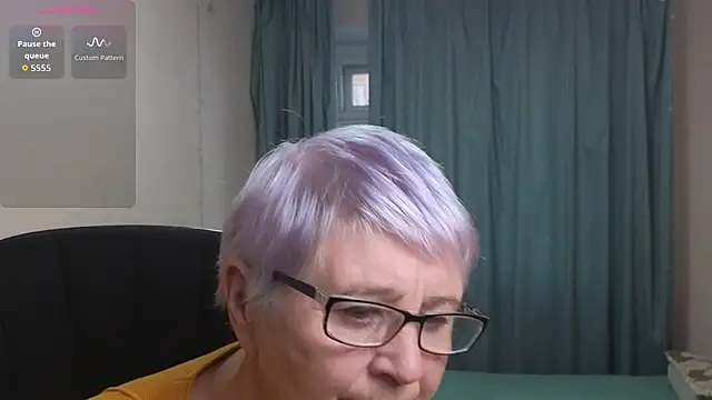 Snapshot of Sandra_Snowflake chatting on 11/18/25, 12:20 Sandra Snowflake online show from 11/18/25, 12:20