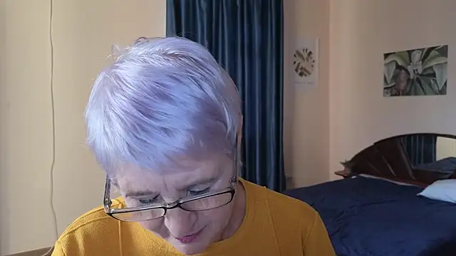 Snapshot of Sandra_Snowflake chatting on 11/20/25, 11:43 Sandra Snowflake online show from 11/20/25, 11:43