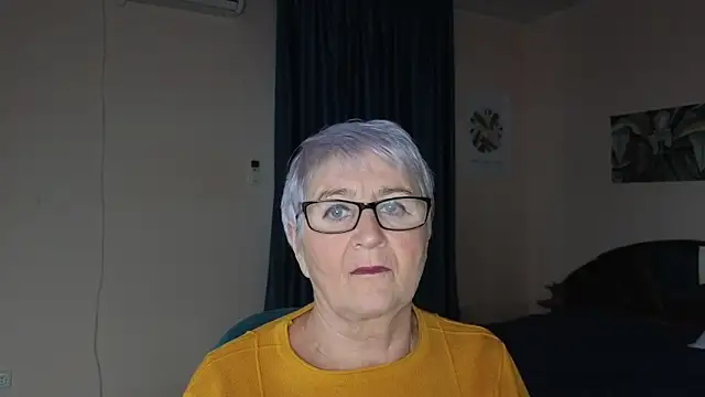 Snapshot of Sandra_Snowflake chatting on 11/21/25, 12:04 Sandra Snowflake online show from 11/21/25, 12:04