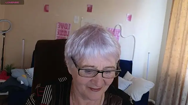 Snapshot of Sandra_Snowflake chatting on 05/14/26, 04:08 Sandra Snowflake online show from 05/14/26, 04:08