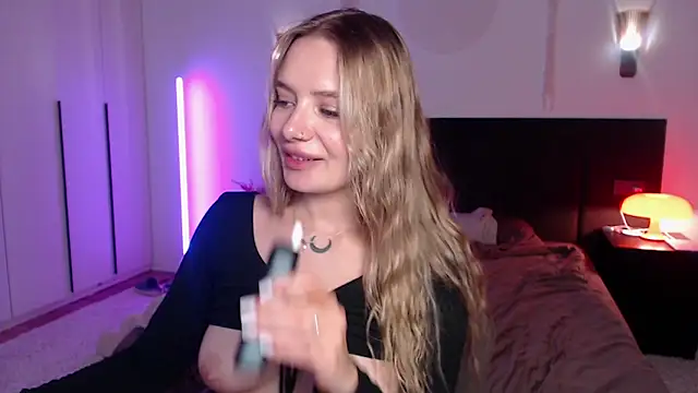 LunaticaBae online show from 02/22/25, 07:45