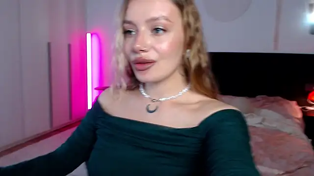 LunaticaBae online show from 03/23/25, 04:16