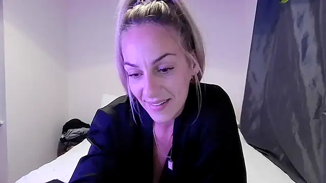 Snapshot of Edenfox- chatting on 09/19/25, 10:32 Edenfox- online show from 09/19/25, 10:32