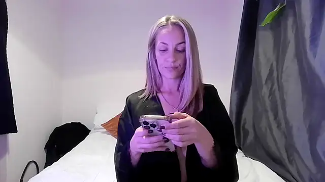 Snapshot of Edenfox- chatting on 09/21/25, 08:21 Edenfox- online show from 09/21/25, 08:21