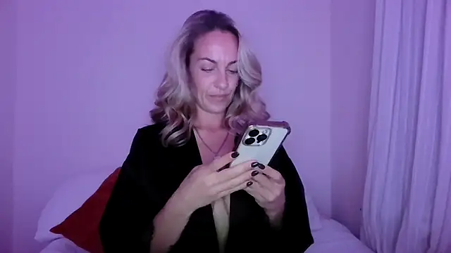 Snapshot of Edenfox- chatting on 10/10/25, 09:14 Edenfox- online show from 10/10/25, 09:14