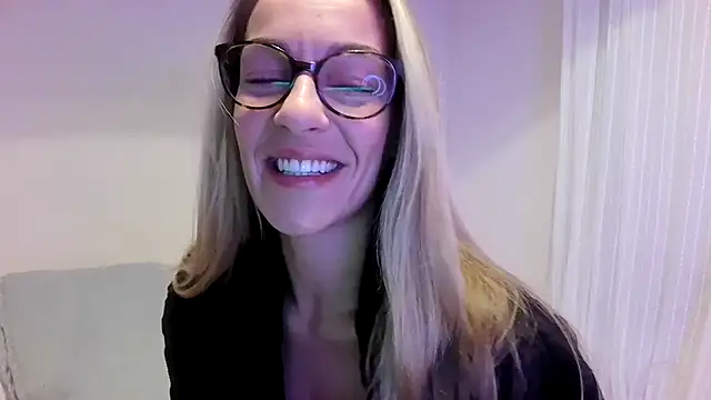 Snapshot of Edenfox- chatting on 10/24/25, 10:06 Edenfox- online show from 10/24/25, 10:06