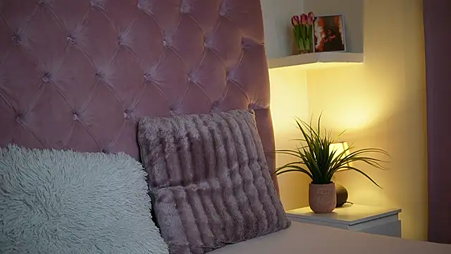 Snapshot of MaiaMini chatting on 09/09/25, 06:40 MaiaMini online show from 09/09/25, 06:40