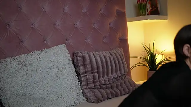 Snapshot of MaiaMini chatting on 10/08/25, 11:35 MaiaMini online show from 10/08/25, 11:35