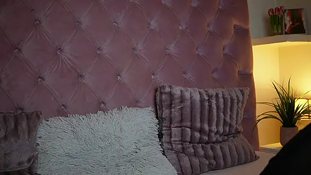 Snapshot of MaiaMini chatting on 10/12/25, 08:52 MaiaMini online show from 10/12/25, 08:52