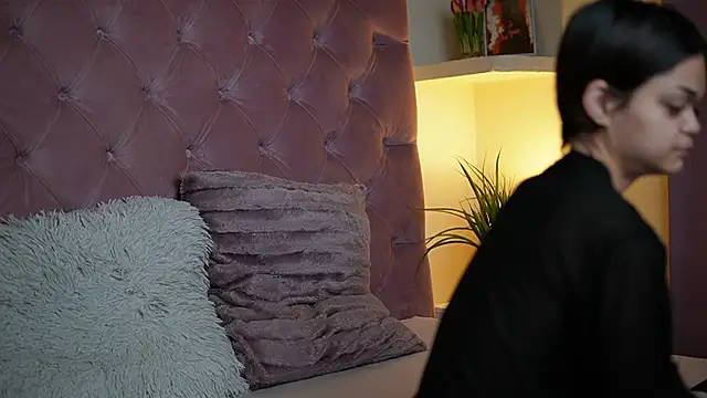 Snapshot of MaiaMini chatting on 10/13/25, 09:59 MaiaMini online show from 10/13/25, 09:59