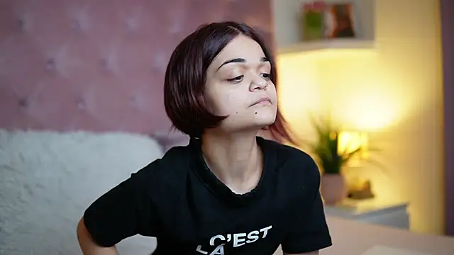 Snapshot of MaiaMini chatting on 10/27/25, 10:03 MaiaMini online show from 10/27/25, 10:03