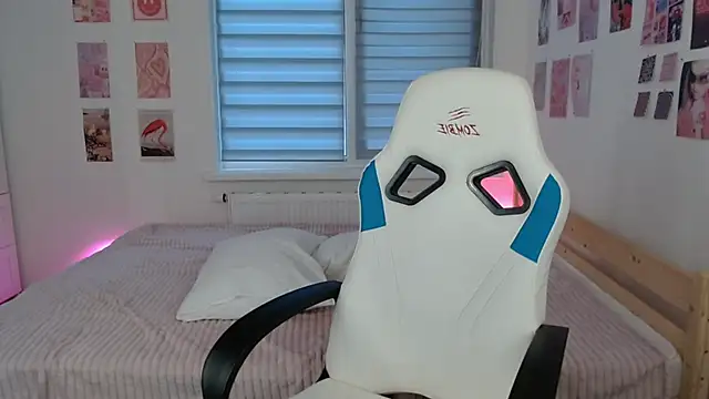 Snapshot of Karina_Hendrick chatting on 03/08/25, 10:11 Karina Hendrick online show from 03/08/25, 10:11