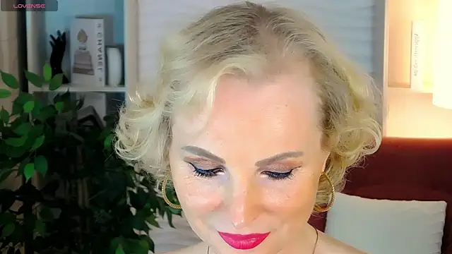 Snapshot of Sandra_Kind chatting on 09/14/25, 06:01 Sandra Kind online show from 09/14/25, 06:01