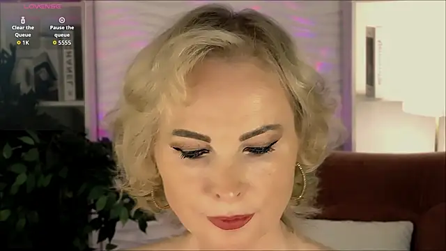 Snapshot of Sandra_Kind chatting on 10/24/25, 05:37 Sandra Kind online show from 10/24/25, 05:37