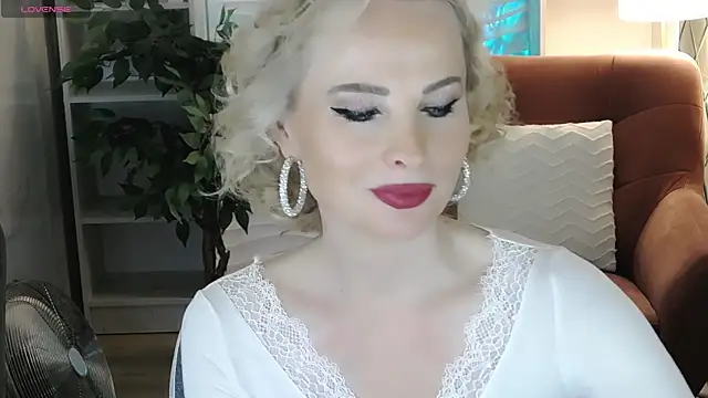 Snapshot of Sandra_Kind chatting on 12/14/25, 05:57 Sandra Kind online show from 12/14/25, 05:57