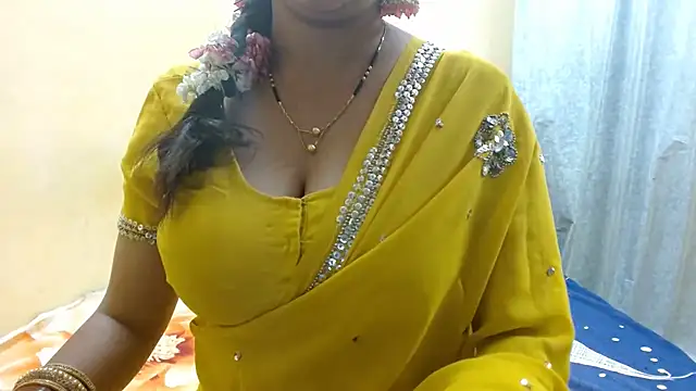 Snapshot of its_siya chatting on 10/10/25, 03:00 its siya online show from 10/10/25, 03:00