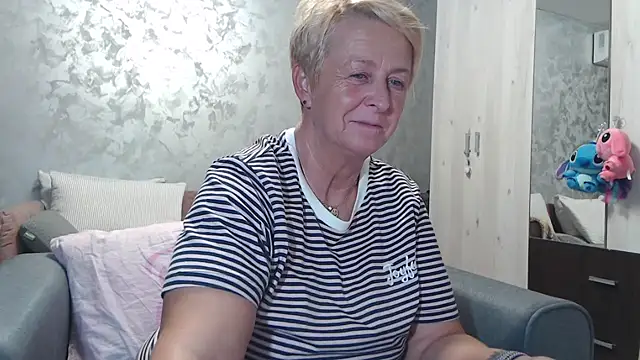 Snapshot of RosesandLillies chatting on 09/18/25, 05:15 RosesandLillies online show from 09/18/25, 05:15