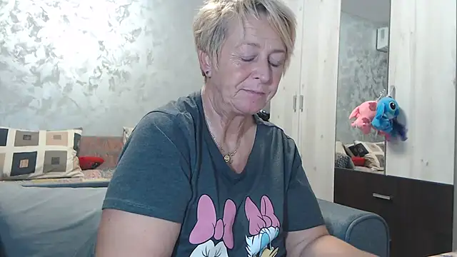 Snapshot of RosesandLillies chatting on 10/14/25, 04:41 RosesandLillies online show from 10/14/25, 04:41