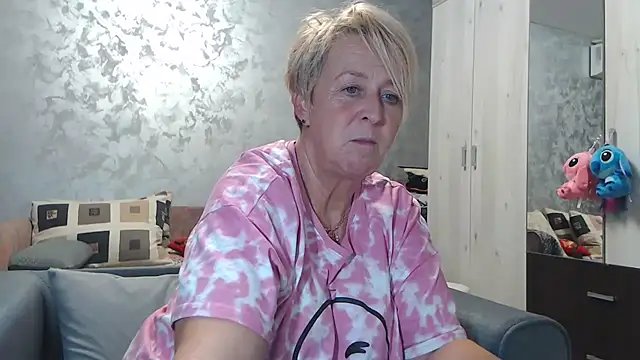 Snapshot of RosesandLillies chatting on 10/16/25, 05:47 RosesandLillies online show from 10/16/25, 05:47