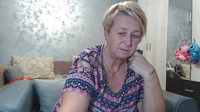 Snapshot of RosesandLillies chatting on 10/20/25, 04:07 RosesandLillies online show from 10/20/25, 04:07