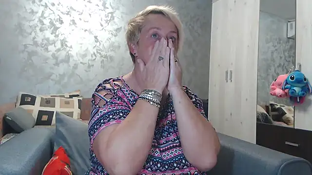 Snapshot of RosesandLillies chatting on 10/21/25, 05:02 RosesandLillies online show from 10/21/25, 05:02