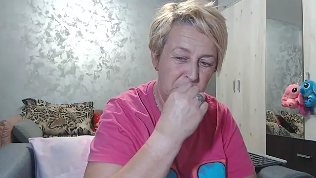 Snapshot of RosesandLillies chatting on 10/26/25, 03:40 RosesandLillies online show from 10/26/25, 03:40