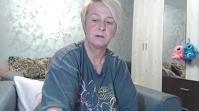 Snapshot of RosesandLillies chatting on 10/27/25, 05:28 RosesandLillies online show from 10/27/25, 05:28