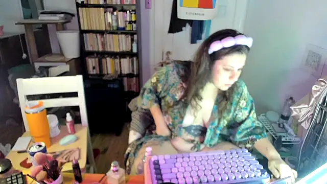 Snapshot of Rosiee69_ chatting on 11/02/25, 04:42 Rosiee69 online show from 11/02/25, 04:42