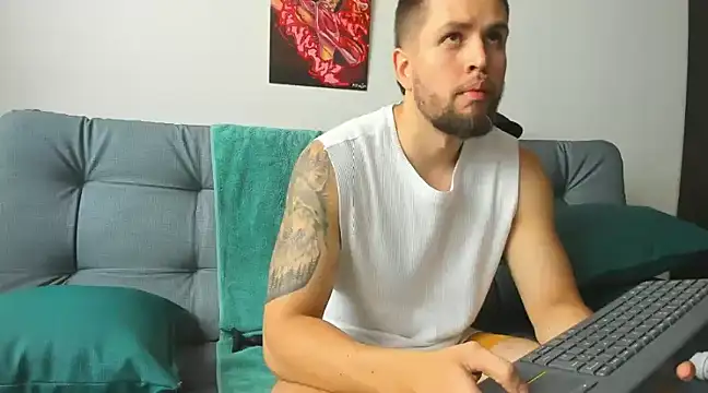 Snapshot of bastianwatson10 chatting on 03/19/25, 04:02 bastianwatson10 online show from 03/19/25, 04:02