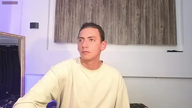 Snapshot of aron_and_paula chatting on 10/09/25, 04:32 aron and paula online show from 10/09/25, 04:32