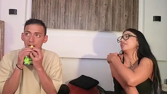 Snapshot of aron_and_paula chatting on 10/31/25, 04:02 aron and paula online show from 10/31/25, 04:02