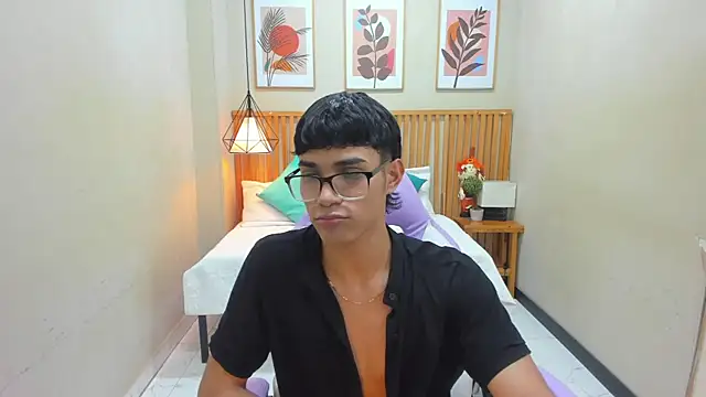 Santiago Johnson  online show from 03/10/25, 06:34
